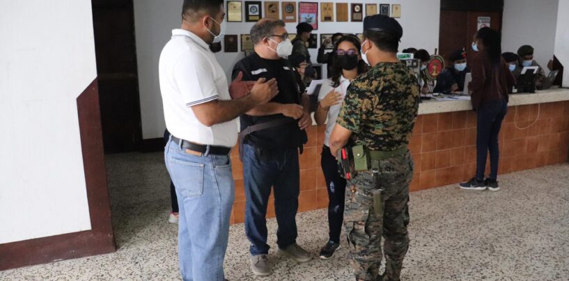 El Gobernador Departamental de Izabal Lic. Héctor Alarcón, supervisó Jornada de vacunación contra COVID-19, realizada en la brigada Infantería de Marina al personal del Ejército de Guatemala