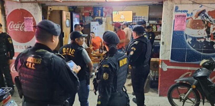 la PNC llevan a cabo operativos de despistolización en lugares donde se expenden bebidas alcohólicas en Puerto Barrios y Morales, Izabal.